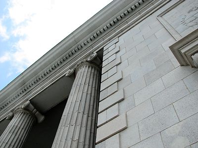 Банк подал в суд на поручителя. Что делать?